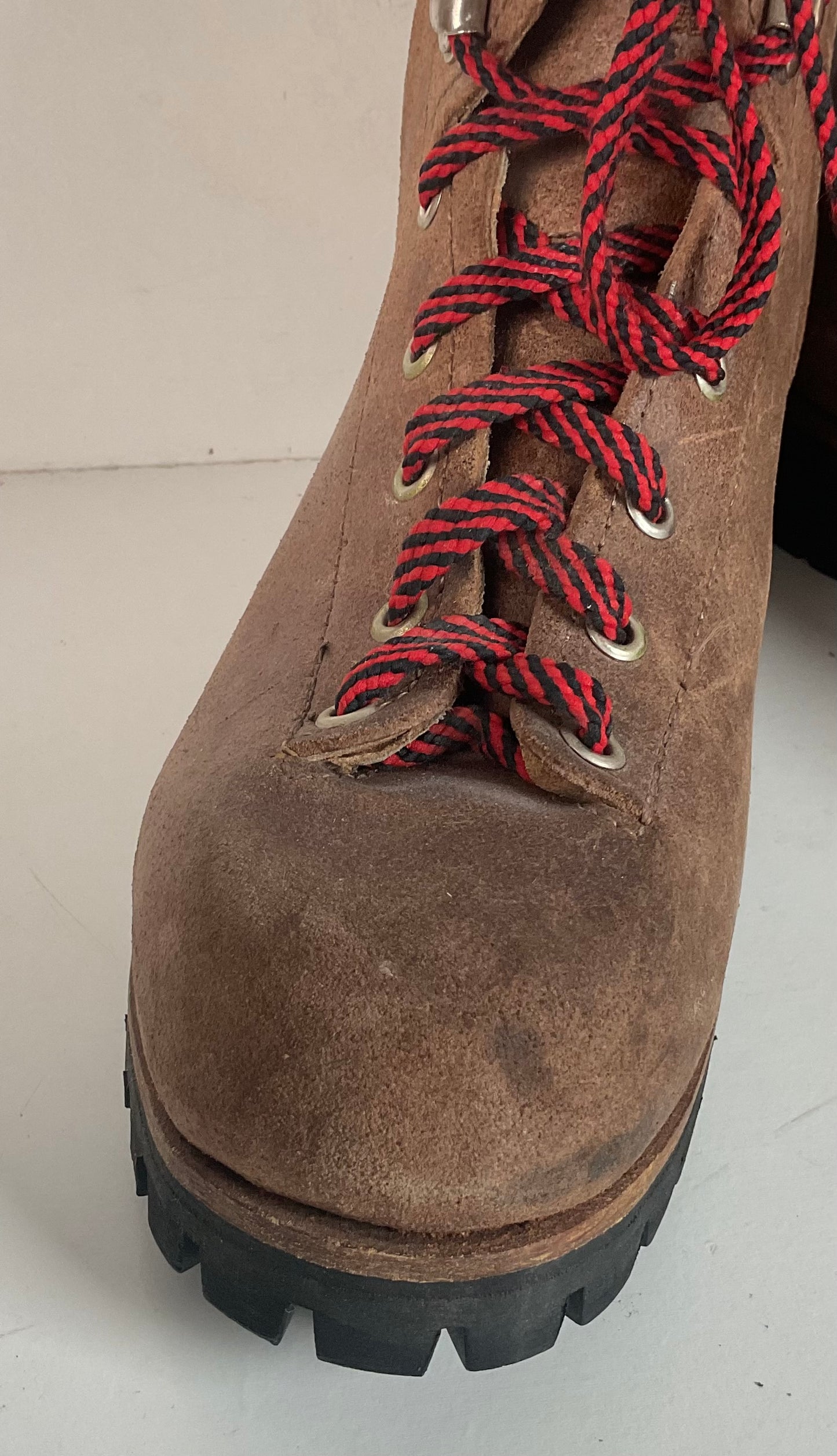 Vintage Vasque Mens Mountaineering Boots 8.5 A Hiking Rough Out Suede