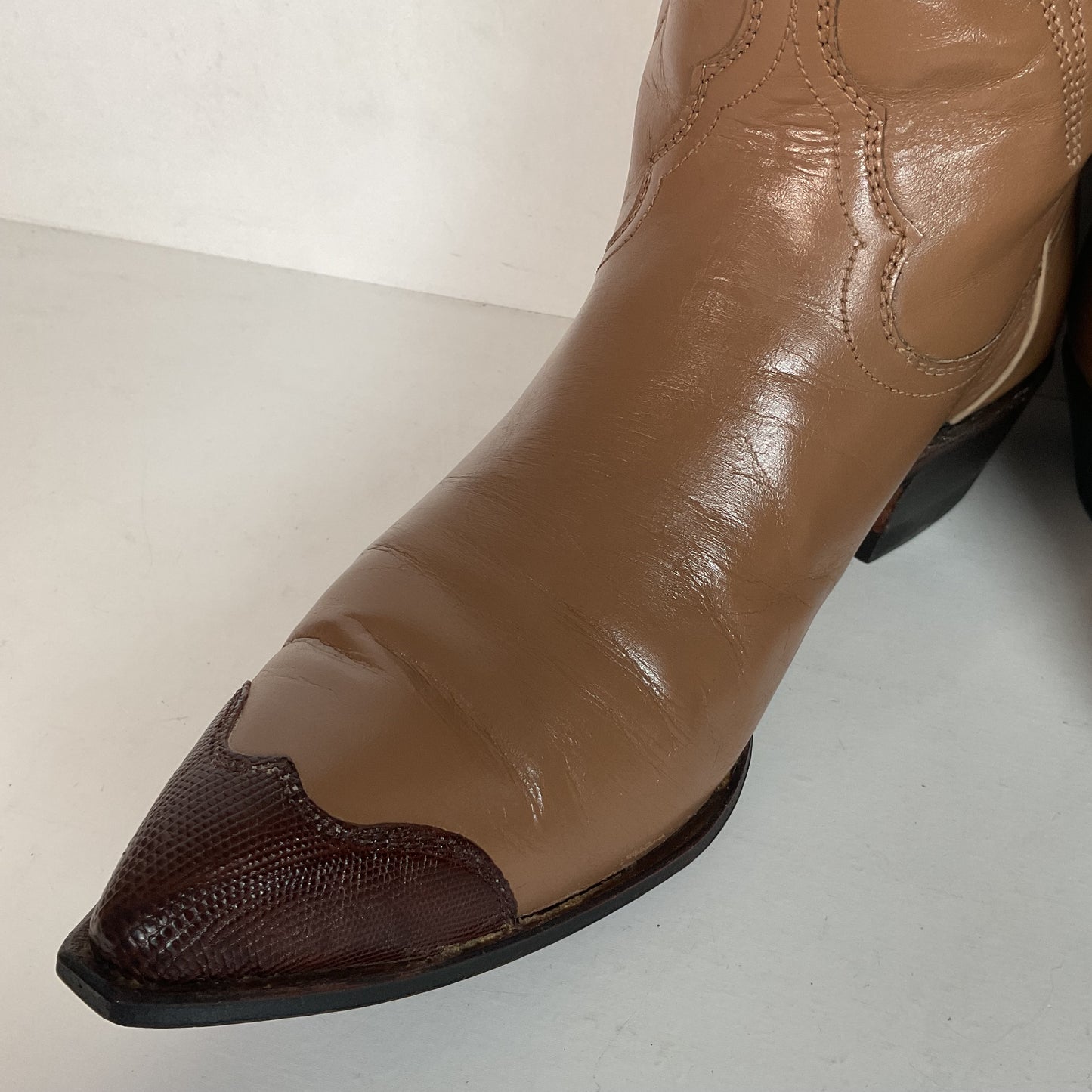 Vintage 1960s Justin Lizard Wingtip Cowgirl Boots 7 B White Label USA Made