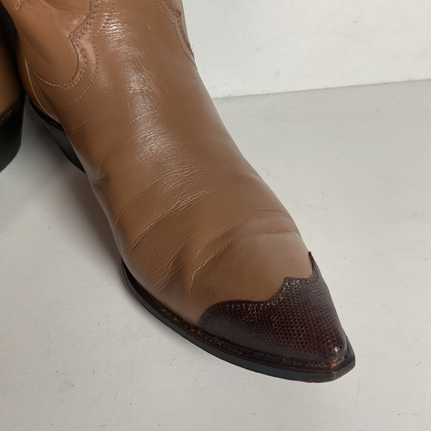 Vintage 1960s Justin Lizard Wingtip Cowgirl Boots 7 B White Label USA Made