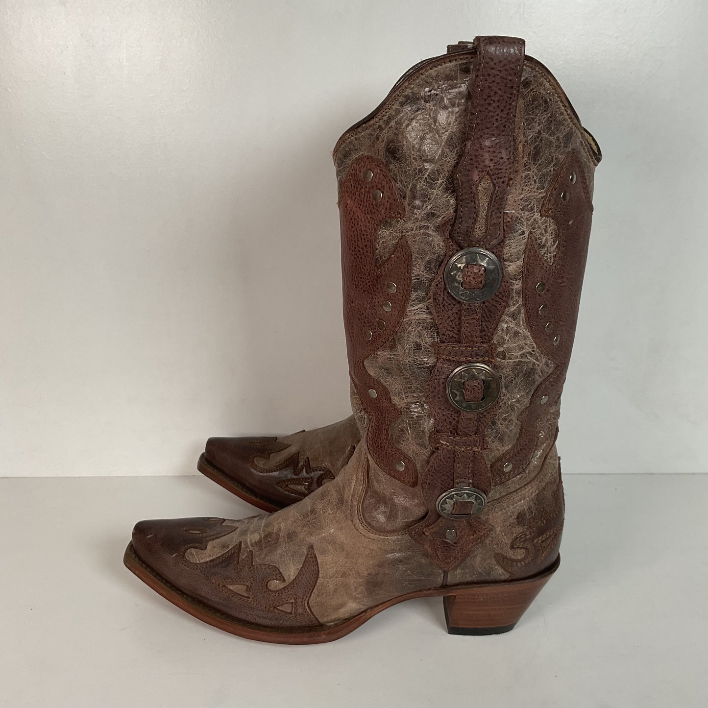 Corral Women’s Concho Cowgirl Boots 12 M Distressed Style Wingtip