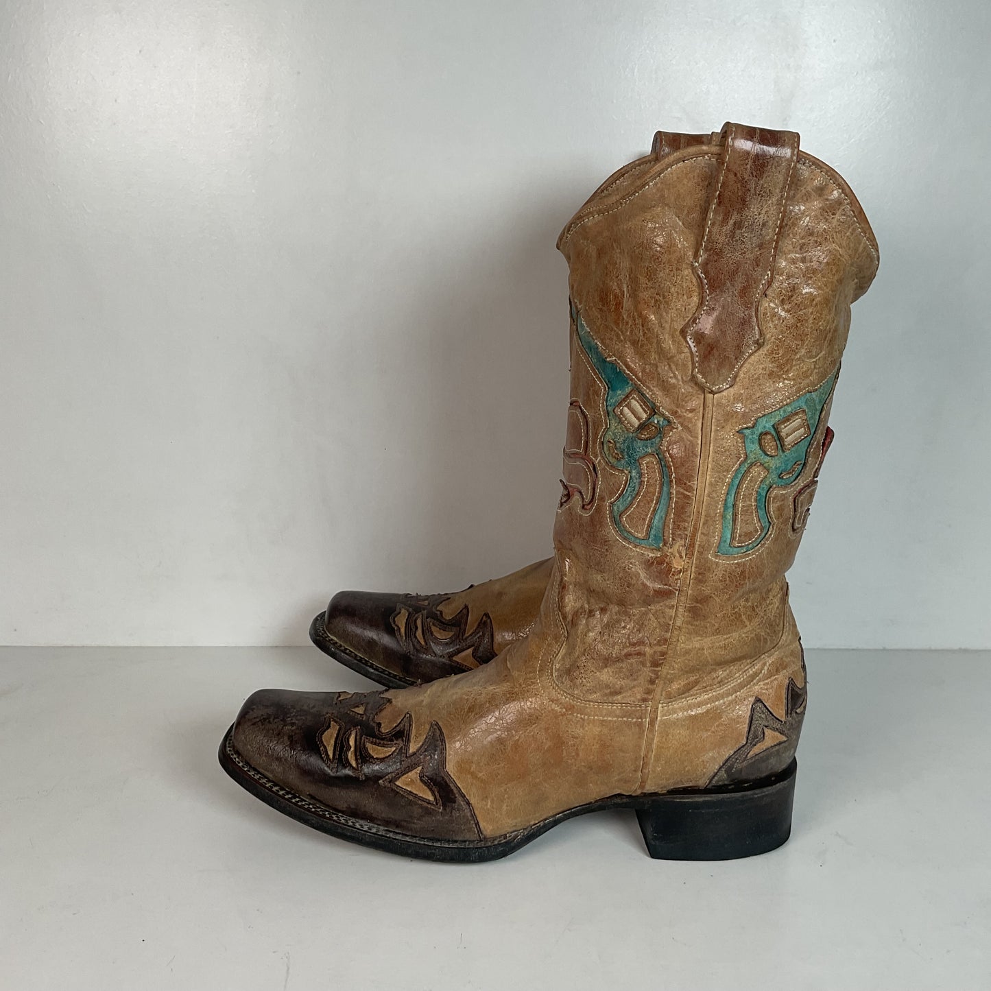 Corral Heart BreakerCowgirl Boots 11 M Wingtip Tooled Revolver Inlay
