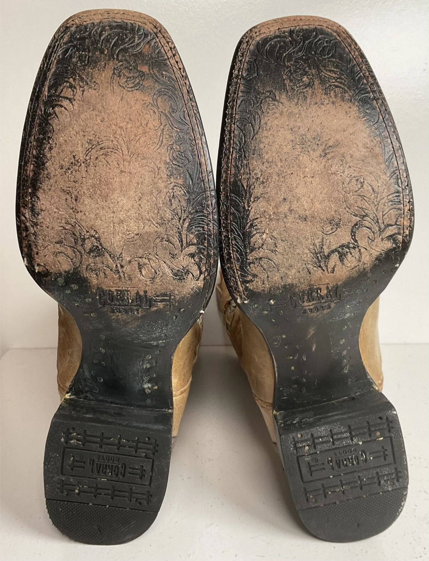 Corral Heart BreakerCowgirl Boots 11 M Wingtip Tooled Revolver Inlay