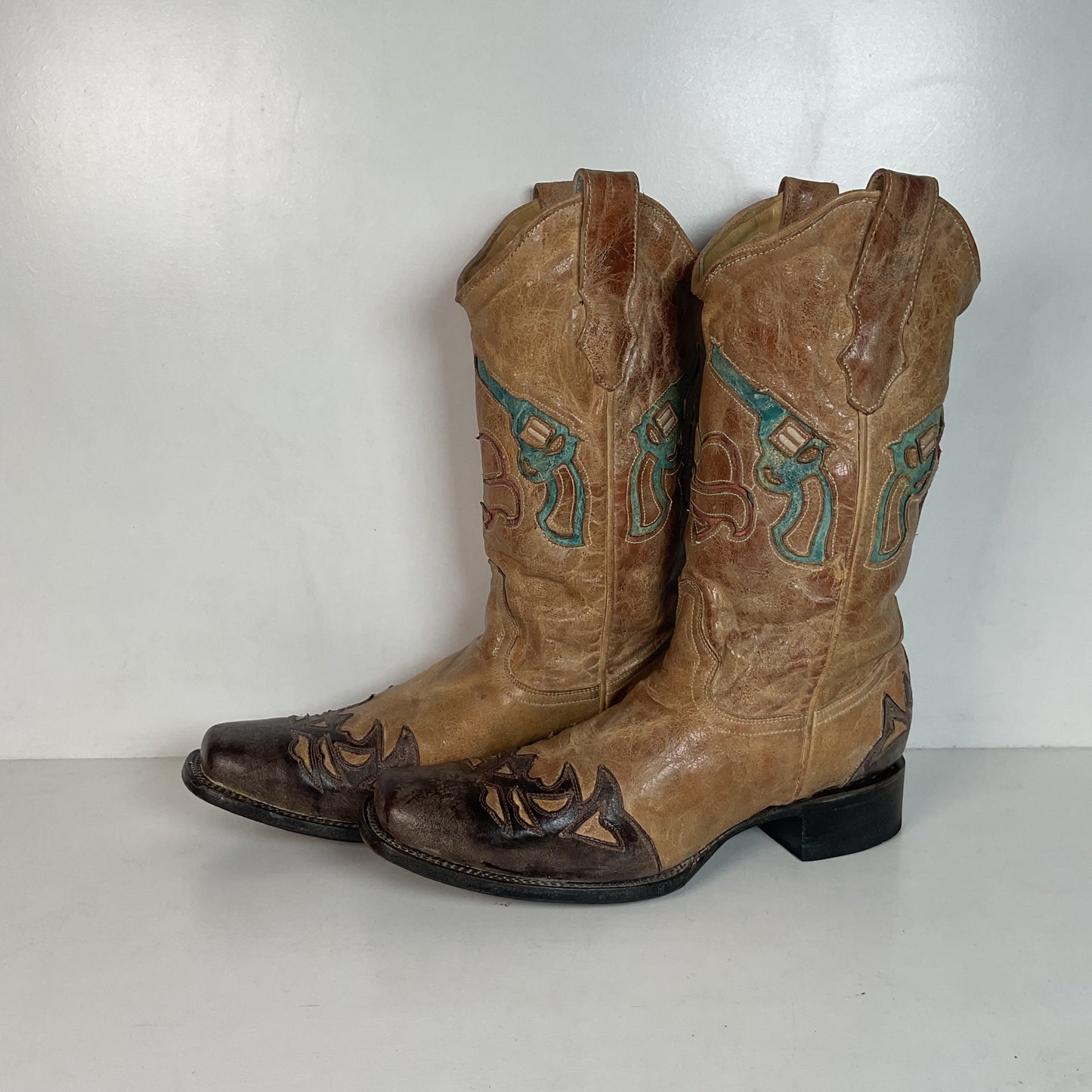 Corral Heart BreakerCowgirl Boots 11 M Wingtip Tooled Revolver Inlay
