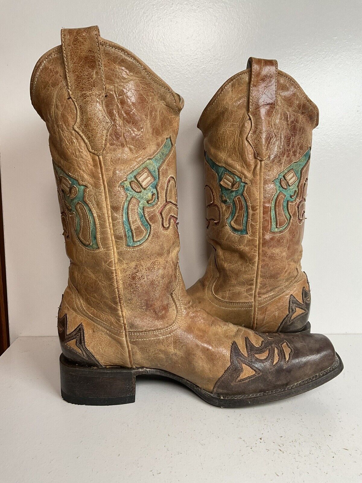 Corral Heart BreakerCowgirl Boots 11 M Wingtip Tooled Revolver Inlay