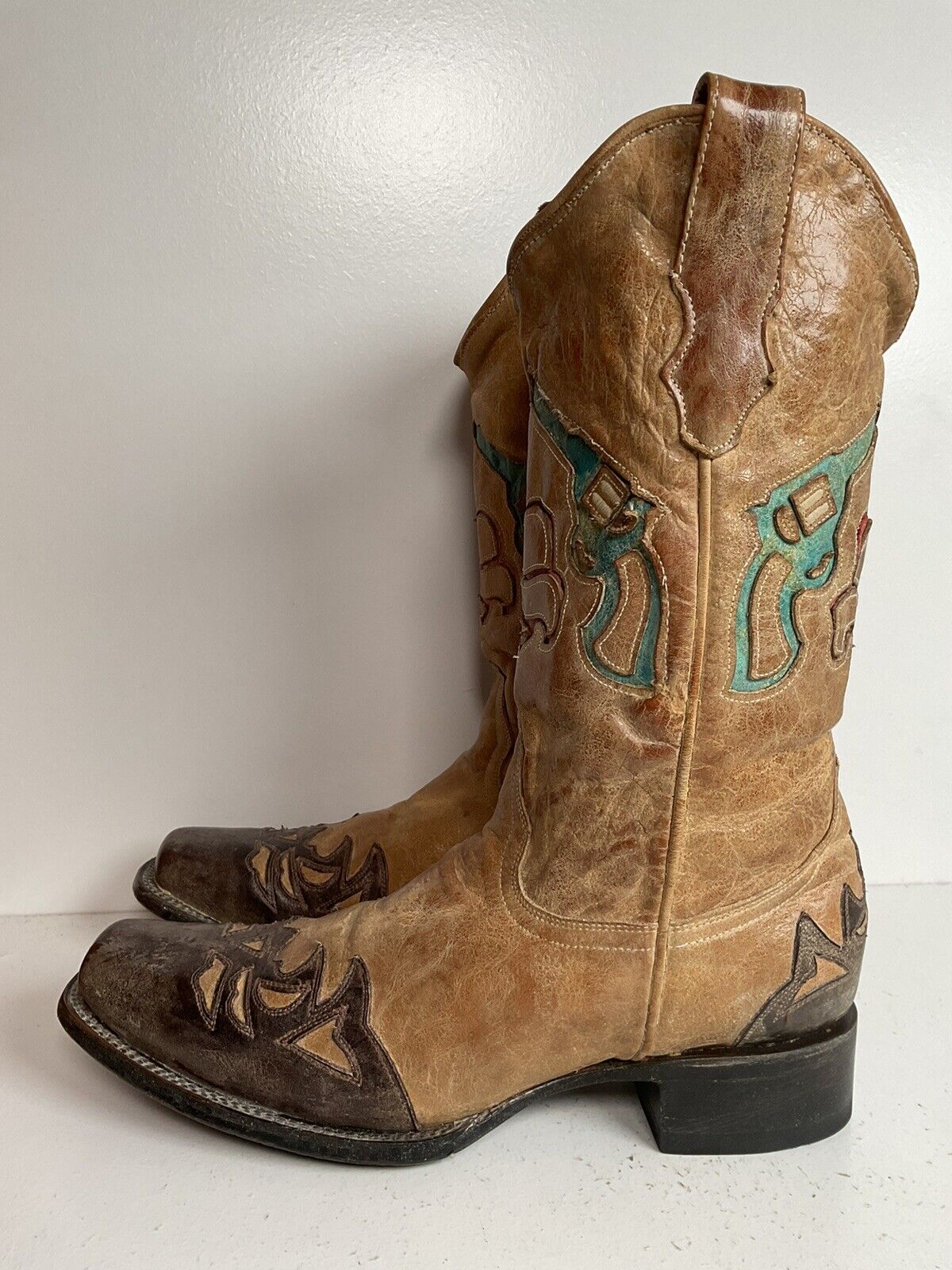 Corral Heart BreakerCowgirl Boots 11 M Wingtip Tooled Revolver Inlay