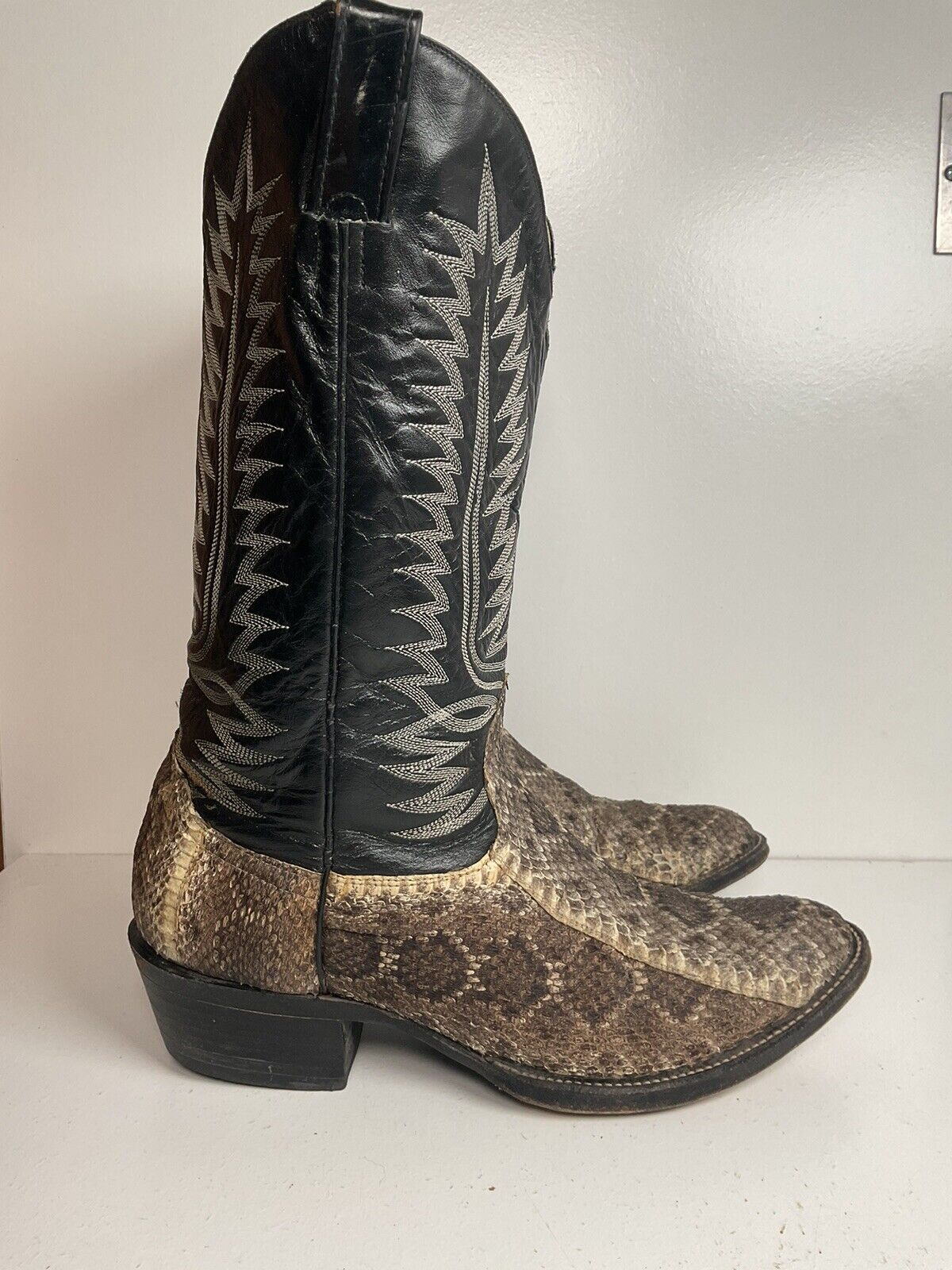 Cowtown Diamondback Rattlesnake Cowboy Boots 10 D USA Made Snakeskin