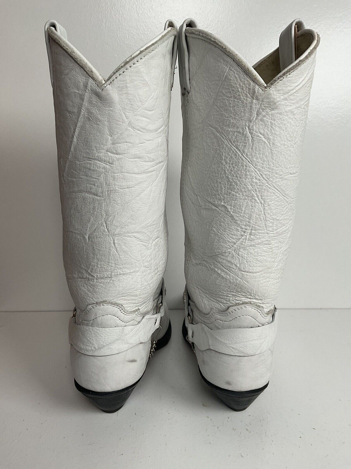 White Abilene boots with a western harness design, cowgirl style, and size 7.5 M, perfect for wedding attire.