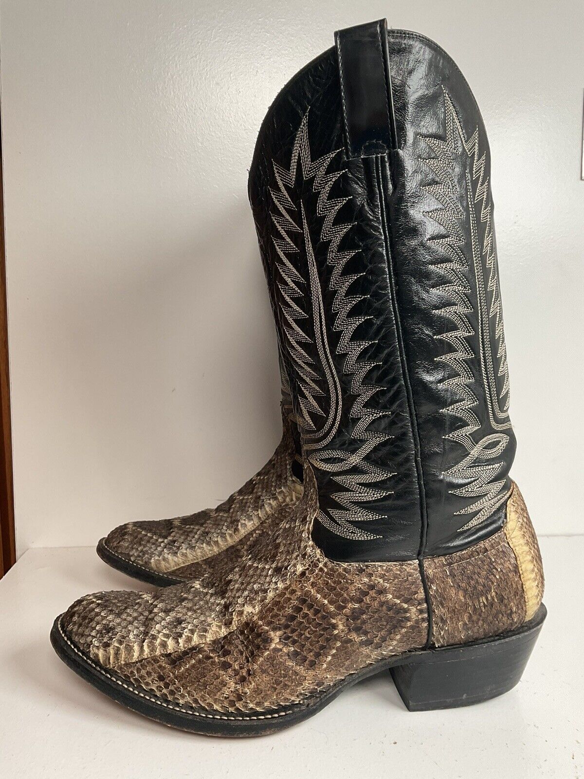 Cowtown Diamondback Rattlesnake Cowboy Boots 10 D USA Made Snakeskin