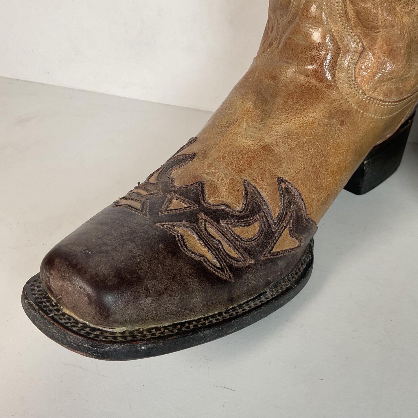 Corral Heart BreakerCowgirl Boots 11 M Wingtip Tooled Revolver Inlay