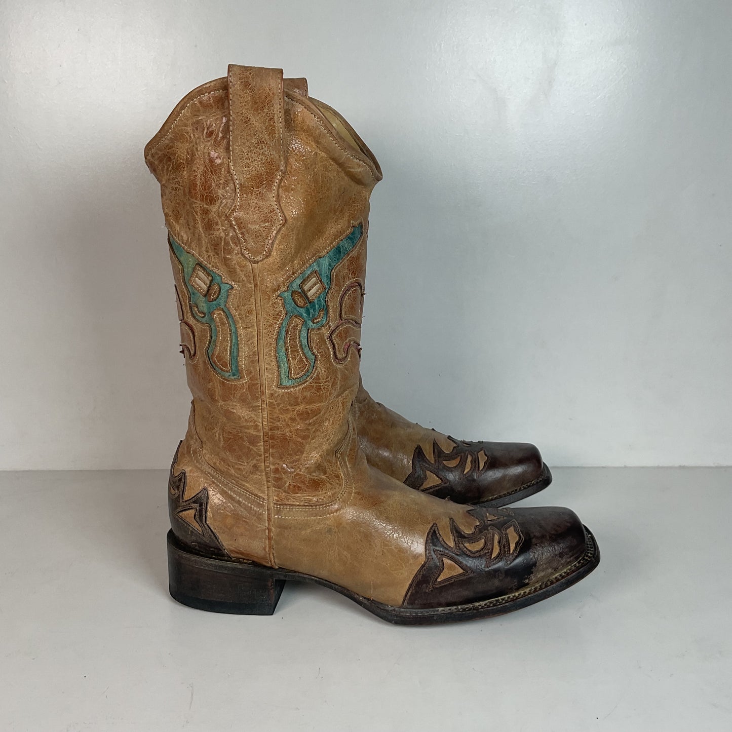 Corral Heart BreakerCowgirl Boots 11 M Wingtip Tooled Revolver Inlay